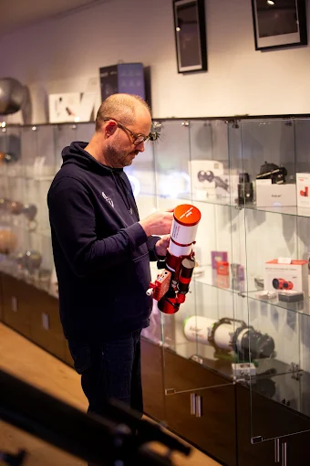 Une lunette tenue au comptoir, au magasin de Cormontreuil